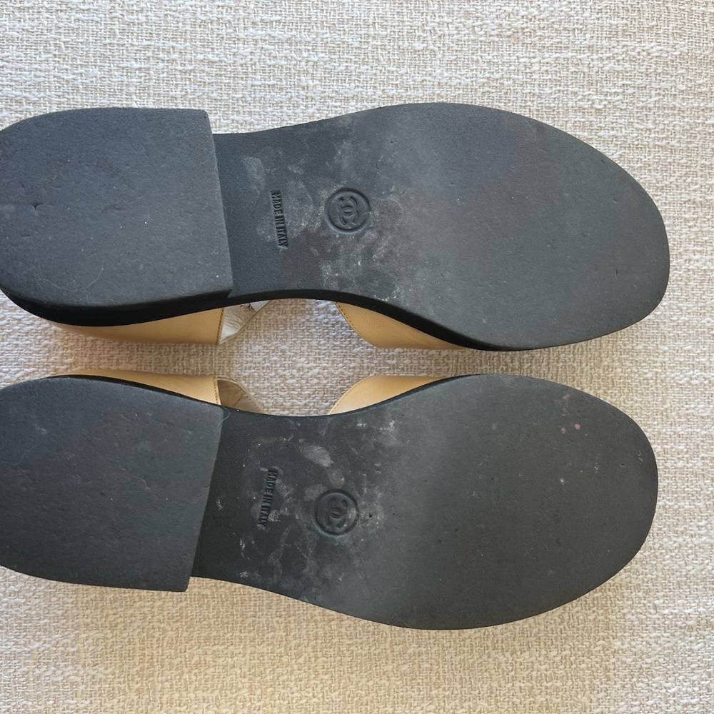 CHANEL Two-Tone Beige and Black Mary Jane Low-Heel Flats - Picture 5 of 12